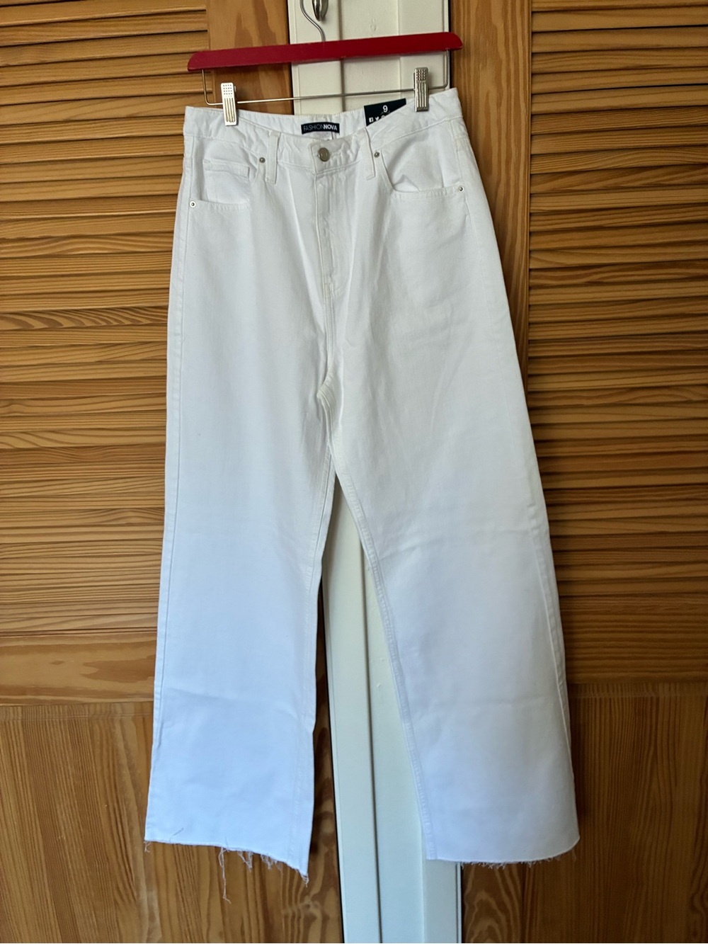 NWT FASHION NOVA women’s Relaxed White jeans - High-Rise Relaxed Fit size 9